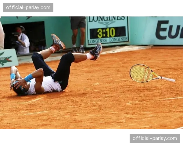 特写:纳达尔在罗兰加洛斯进行可能的最后一次赛前训练 特写:纳达尔在罗兰加洛斯进行可能的最后一次赛前训练