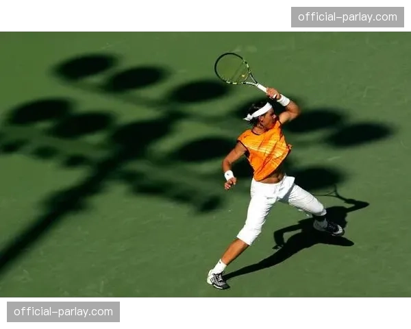 特写：纳达尔在迈阿密赛后向看台致意，观众起立鼓掌长达五分钟